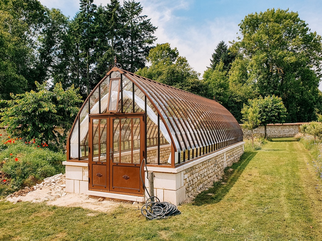 Eugénie auf der Mauer
